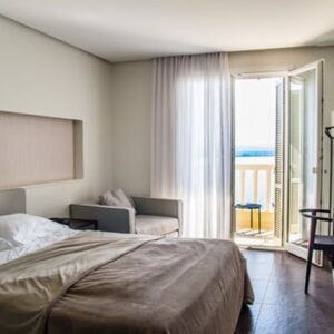 Habitación Doble Superior Balcó, con cama de 150 cm y balcón a Carrer de Santa Anna